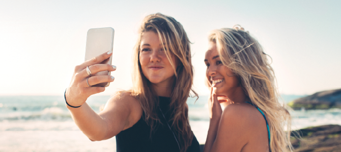 Sunless TannerIn-Article Image 01 girls at the beach taking a selfie
